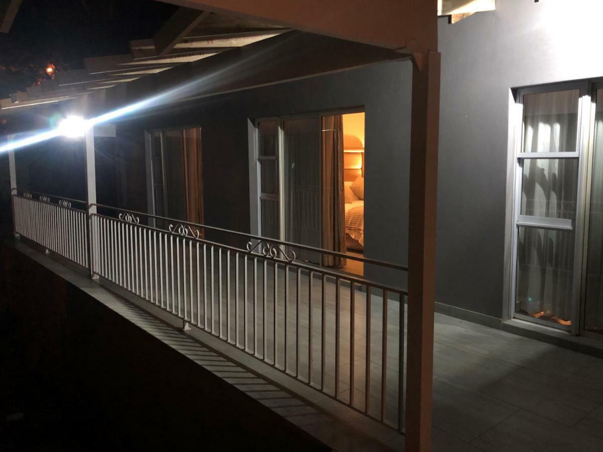 Bedfordview 8 On Acacia Guesthouse מראה חיצוני תמונה